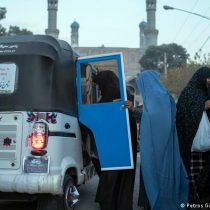 Talibanes prohíben a las mujeres viajar más de 70 km sin un acompañante hombre