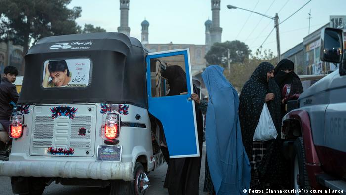 Talibanes prohíben a las mujeres viajar más de 70 km sin un acompañante hombre