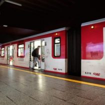 Metro de Santiago informa reanudación de servicio en Línea 4 tras suspensión por persona en la vía
