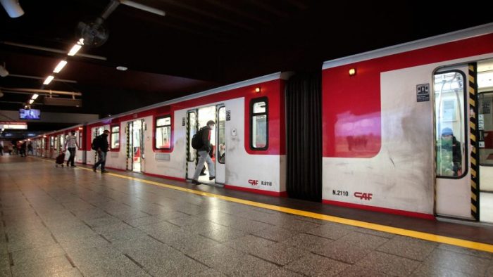Metro de Santiago informa reanudación de servicio en Línea 4 tras suspensión por persona en la vía