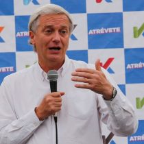 Un día después de afirmar que valida opción de detener personas en recintos no destinados a ello, Kast afirma que no se explicó bien y que 