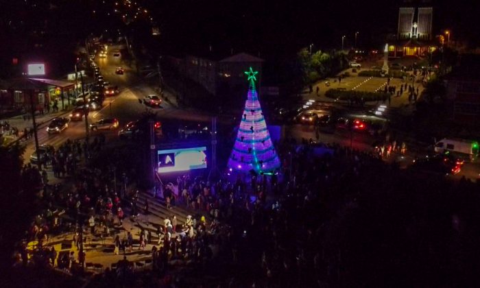 Municipalidad encendió árbol navideño construido con más de 6 mil botellas recicladas Municipalidad encendió árbol navideño construido con más de 6 mil botellas recicladas