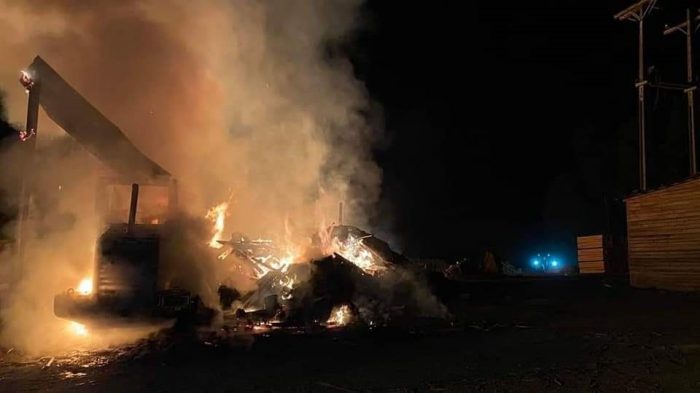 Primeros ataques incendiarios en el Maule: dos camiones y un aserradero resultaron destruidos