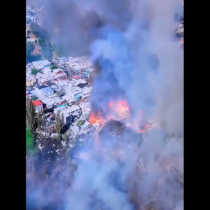 Decretan alerta roja en Castro por incendio forestal: más de 20 casas afectadas
