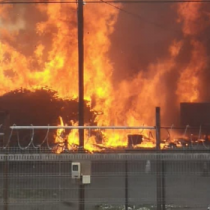 Incendio afecta a fábrica de pallets en Quilicura: Bomberos combate siniestro