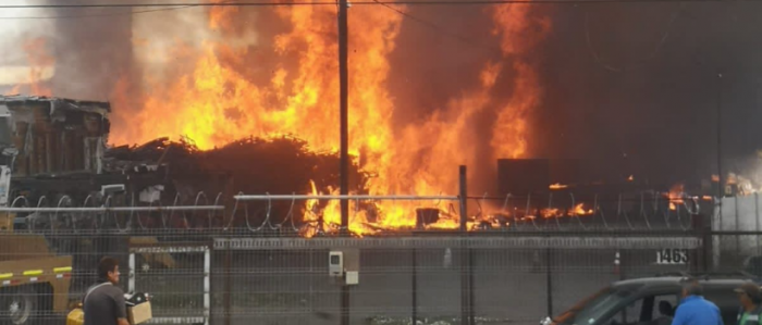 Incendio afecta a fábrica de pallets en Quilicura: Bomberos combate siniestro