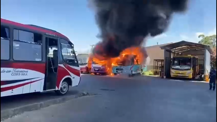 Incendio afecta a buses en el terminal de Tomé