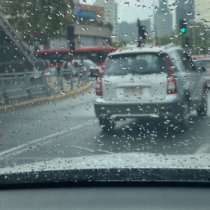 Santiaguinos reportan caída de lluvia en algunas comunas de la Región Metropolitana y Onemi alerta sobre posibles tormentas eléctricas en la precordillera