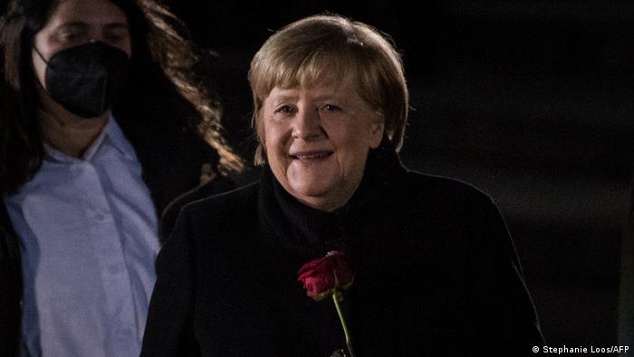 Angela Merkel, despedida con honores militares, pide optimismo a los alemanes