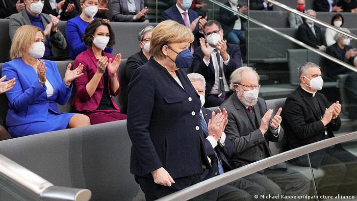Larga ovación a Angela Merkel en el Parlamento alemán en el cambio de mando Larga ovación a Angela Merkel en el Parlamento alemán en el cambio de mando