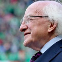 Ha llegado carta: Presidente de Irlanda felicita a Boric comparando su elección con el triunfo del NO en 1988