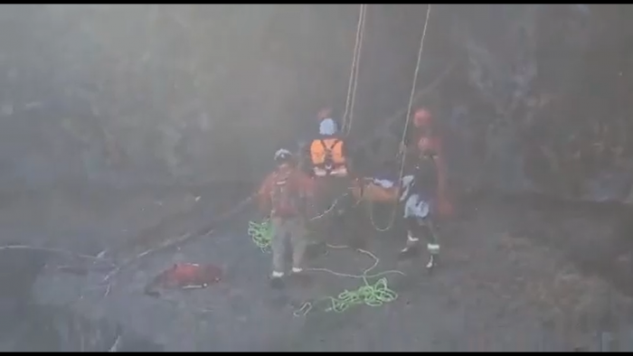 Pareja sobrevive tras caer 14 metros en el Saltos de Laja