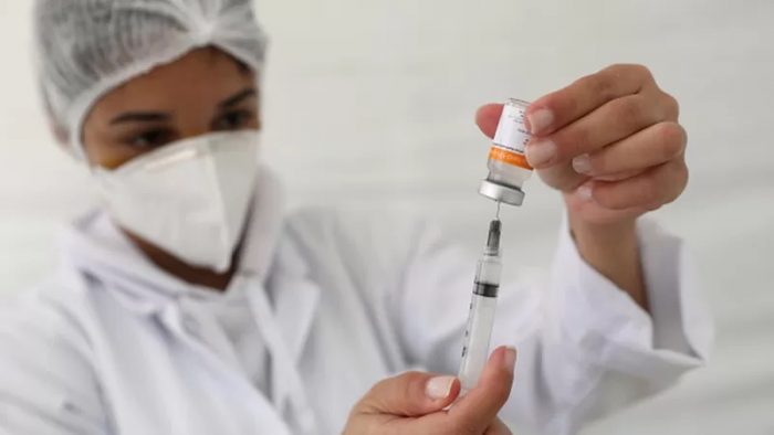 Ómicron: ¿por qué los vacunados también se contagian de coronavirus? (y no es que las vacunas no funcionen)