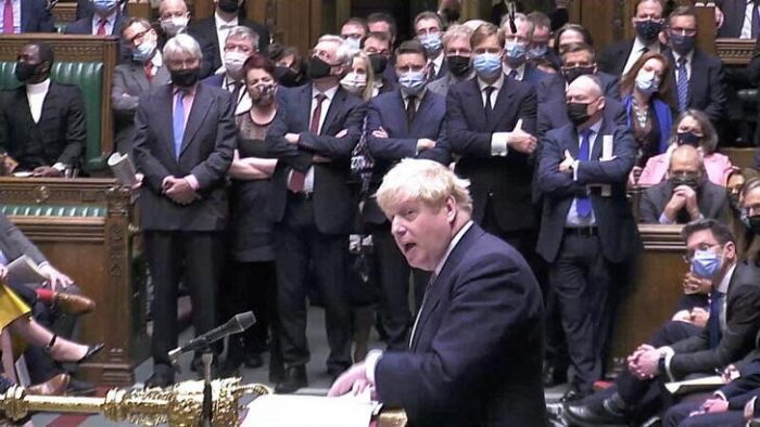 Boris Johnson pide perdón por asistir a fiesta durante confinamiento