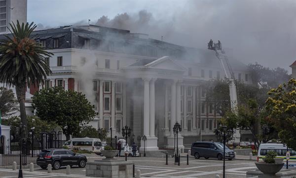 Aún se trabaja en la extinción de varios focos del incendio en el Parlamento de Sudáfrica Aún se trabaja en la extinción de varios focos del incendio en el Parlamento de Sudáfrica