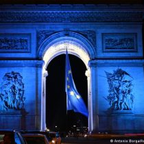 Francia retira bandera de la UE del Arco del Triunfo en medio de polémica con la derecha