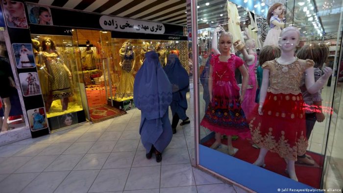 Talibanes ordenan “decapitar» a los maniquíes en las vitrinas de las tiendas de Afganistán