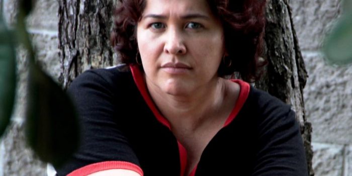 «Tomar tu mano», una novela sobre machismo que duele