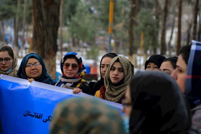 Decenas de afganas protestan en Kabul contra la opresión de los talibanes