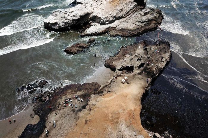 Suben a 24 las playas contaminadas por el derrame de petróleo en Perú