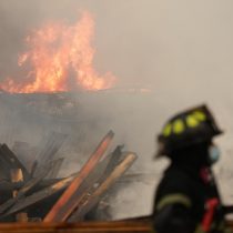 Incendio en Cerro Navia terminó con siete locales comerciales quemados