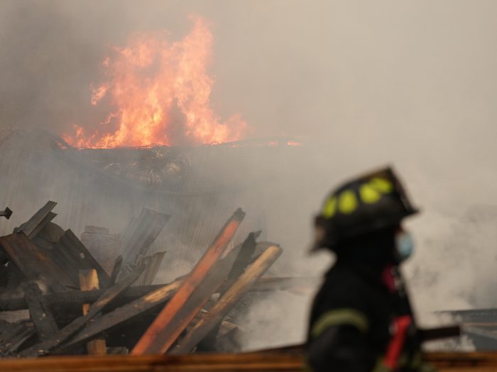 Incendio en Cerro Navia terminó con siete locales comerciales quemados Incendio en Cerro Navia terminó con siete locales comerciales quemados