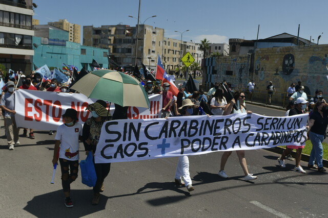 Unas 6 mil personas se manifestaron en Iquique contra la migración irregular: hubo ataque a carpas Unas 6 mil personas se manifestaron en Iquique contra la migración irregular: hubo ataque a carpas