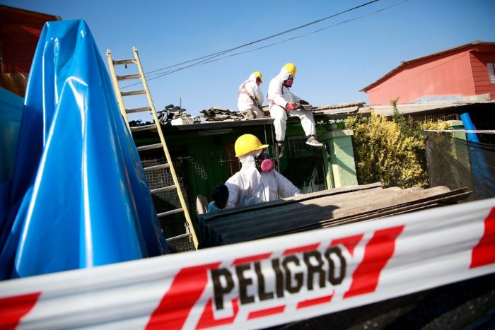 Municipalidad gestiona retiro de asbesto e instalación de colectores solares en más de 30 casas de la comuna Municipalidad gestiona retiro de asbesto e instalación de colectores solares en más de 30 casas de la comuna