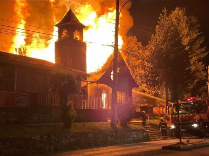Histórica iglesia San Sebastián de Curarrehue resultó totalmente destruida tras sufrir incendio