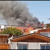 Incendio afecta a viviendas en el Cerro 18 de Lo Barnechea