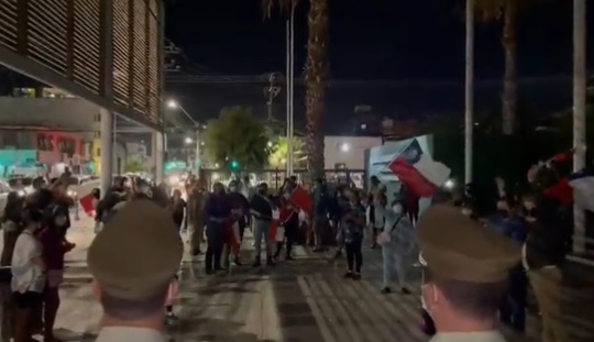 Iquiqueños salieron a las calles para apoyar a Carabineros tras la agresión que sufrieron dos de sus funcionarios