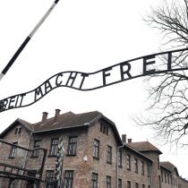 Turista holandesa fue detenida y multada por hacer saludo nazi en Auschwitz