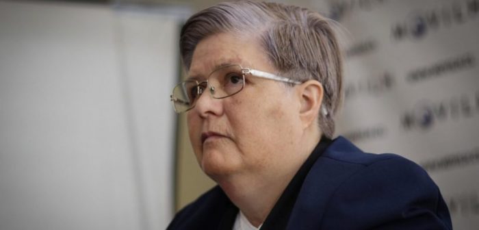 Profesora Sandra Pavez, quien fue discriminada 14 años por ser lesbiana, se jubila sin haber podido volver a ejercer la docencia Profesora Sandra Pavez, quien fue discriminada 14 años por ser lesbiana, se jubila sin haber podido volver a ejercer la docencia