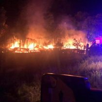 Ataque doble en Arauco: desconocidos incendiaron Parque Eólico de Las Peñas y dos cabañas del exalcalde de Contulmo en Coihueco