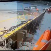 Bus cayó al mar mientras tomaba transbordador en Calbuco: nadie resultó herido