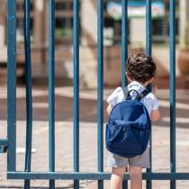 Cerrar colegios por covid-19: una idea que no ha probado beneficios, pero sí daños