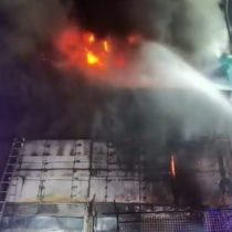 Incendio en Meiggs dejó dos locales comerciales consumidos por las llamas