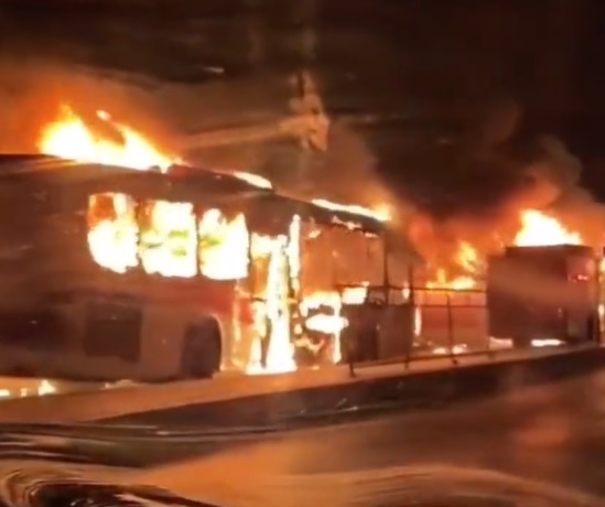 Desconocidos queman tres buses en Pedro Aguirre Cerda y uno en Estación Central Desconocidos queman tres buses en Pedro Aguirre Cerda y uno en Estación Central