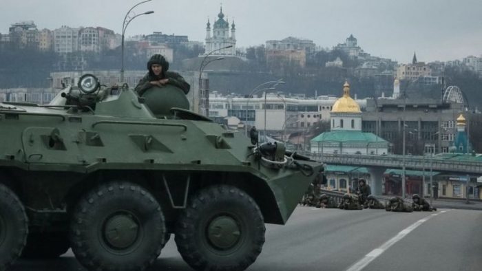 Suben víctimas civiles, se endurecen ataques rusos en Kiev y presidente de Ucrania clama ayuda de Occidente