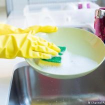 La sorprendente y verdadera razón por la que tu esponja de cocina es una incubadora ideal para las bacterias