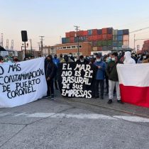 Grupo de pescadores protesta en Coronel por contaminación en la bahía