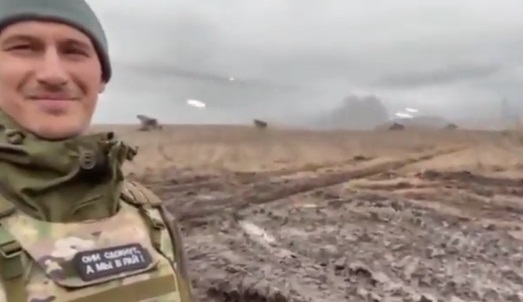 Soldado ruso se graba en medio de ataque con misiles en dirección a Ucrania