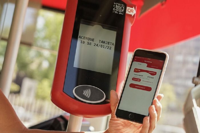 Nueva forma de pago del transporte público en la RM:  damos la mano y nos agarra el codo