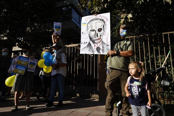 «¡Putin asesino!»: manifestantes gritan en Chile contra guerra de Ucrania