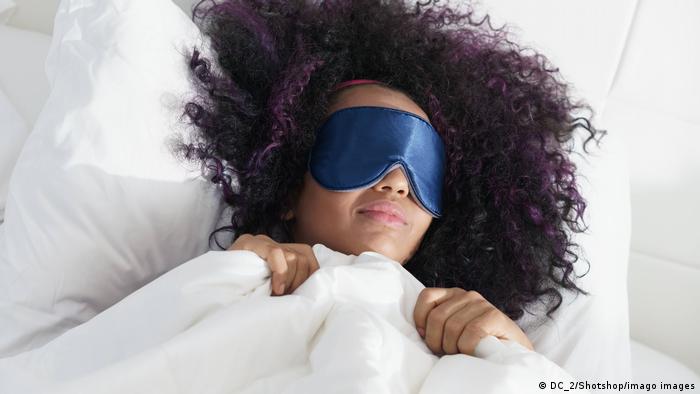 Dormir con luz, aunque sea moderada, es malo para el corazón y la diabetes, según estudio