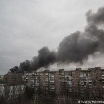 Ucrania posterga la evacuación de Mariúpol por violación rusa del alto el fuego