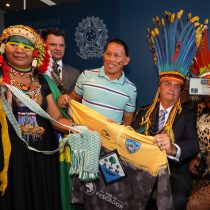 Bolsonaro usa un tocado de plumas en homenaje por sus políticas indígenas