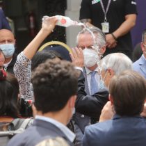 Mujer lanzó agua a Presidente Sebastián Piñera tras ceremonia en La Moneda