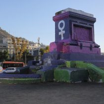 Plaza Baquedano amaneció intervenida en marco de la conmemoración del 8M: 