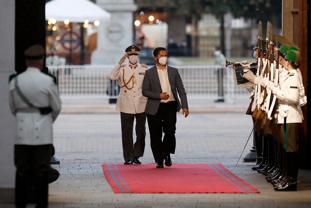Guardia de Palacio fue liderada por destacada teniente de Carabineros en saludo al Presidente Boric en La Moneda